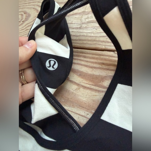 Lululemon tank top size 6 - Picture 2 of 2